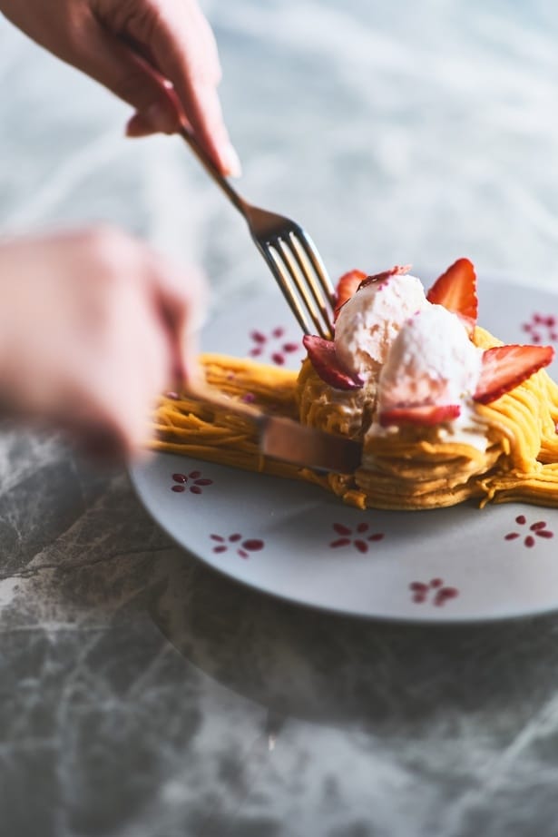 【写真】桜舞う蜜芋モンブランパンケーキ(1980円)