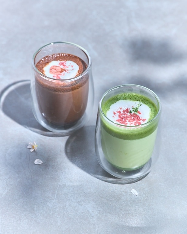 桜仕立ての抹茶ラテ/桜仕立てのココア(各880円)