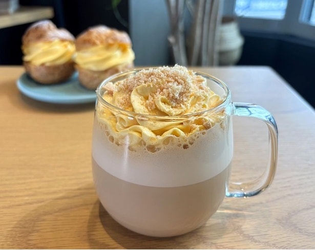 「シュークリーム ラテ」は、エスプレッソのほろ苦さが効いている!