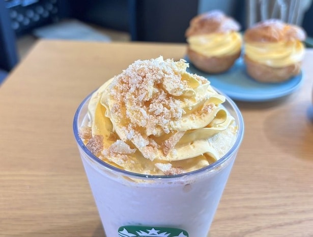 たっぷりの「カスタードフレーバーホイップ」と、シュー生地を思わせるこんがり香ばしいクランチがたまらない!