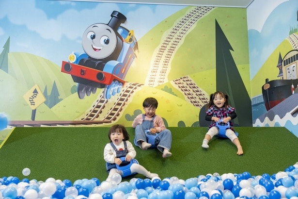 ボールプールへダイブ!体をめいっぱい動かせる遊びが充実