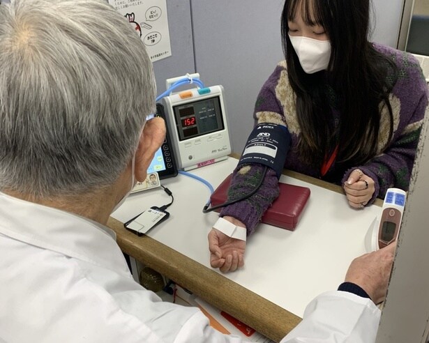 【写真】医師による問診で、献血できるかどうかをチェック