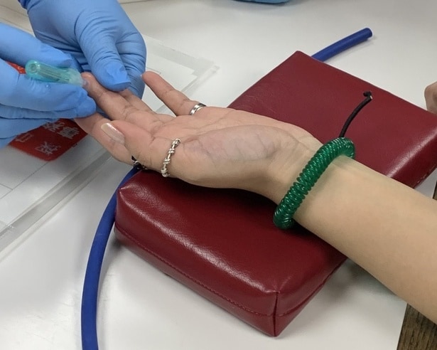 なかには献血時の針より「指先穿刺」のほうを痛がる人もいるのだとか。個人的には「タンスの角に小指をぶつけるほうが全然痛い」と感じた