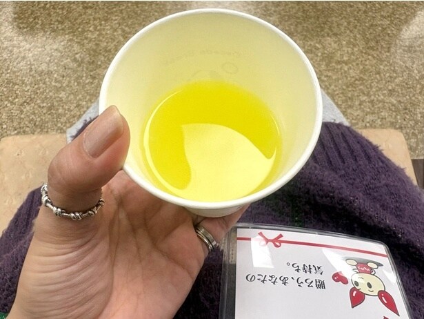 ホットレモネードを飲みながら寛ぐ。ちなみにどんな服装でも献血可能だが、筆者は念のため極力締め付けのない服装で訪れた