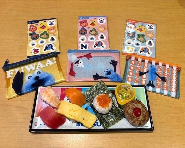 【写真】コラボ限定クリアポーチ&シール付き商品(680円~)