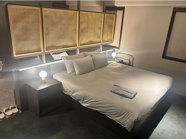 記者が泊まったサウナキングルーム。2015年にオーストラリアで誕生した寝具・家具ブランド「コアラ」のマットレスは“ちょうどいい硬さ”が特徴。「FRUIT OF THE LOOM」によるベッドリネン、タオル、館内着も用意されていた