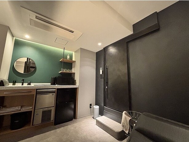 部屋の奥にサウナルームの入り口がある