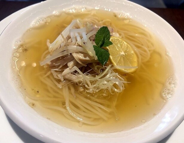 「鶏とレモンの本枯れ節のフォー」(1300円)