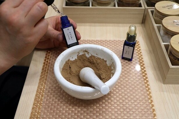 好きな香りを作ることができるお香制作体験