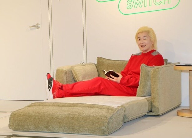 コアラ社で“スリパ(スリープパフォーマンス=睡眠の質)アンバサダー”を務めるカズレーザーさんも、同社のアイテムを体験して「体を支えてもらっている感じ」と絶賛。画像のアイテムは「Koala ソファーベッド CUSHY」