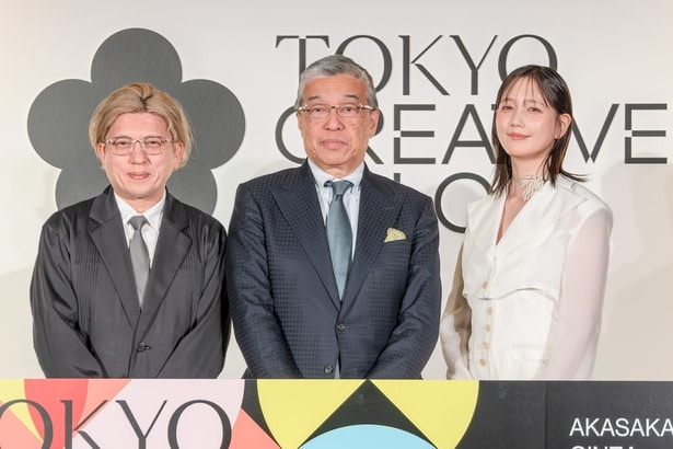 写真左から、統括ディレクター・杉山央さん、実行委員会会長・大西洋さん、本田翼さん