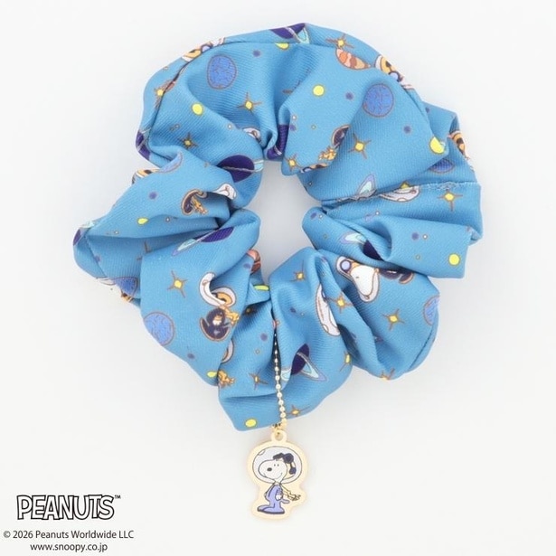 「レディース チャーム付シュシュ(ブルー)」(979円)