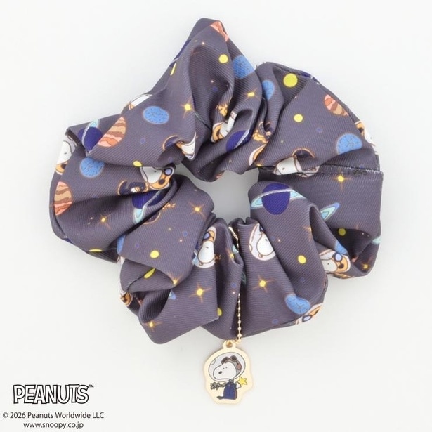 「レディース チャーム付シュシュ(ブラック)」(979円)