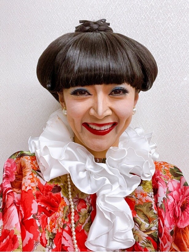 【画像】ものまねタレントのみかんさんが黒柳徹子さんになりきり、有名な長寿番組の世界を再現する