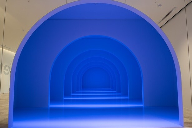 ワームホールを抜けて没入体験の世界へと進む