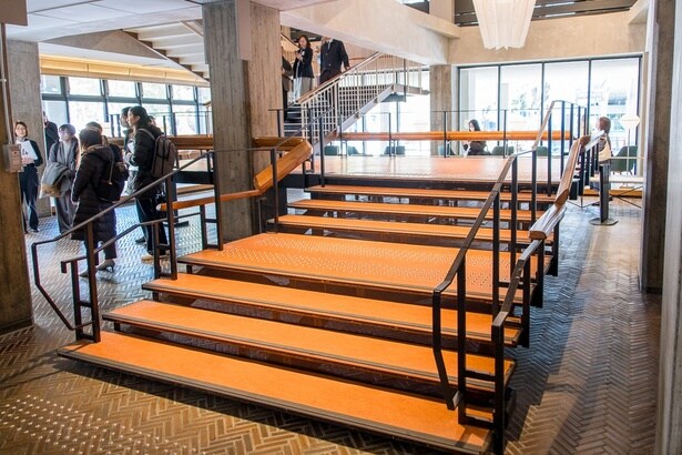 旧市庁舎の階段をシンボルにしたエントランスの風景