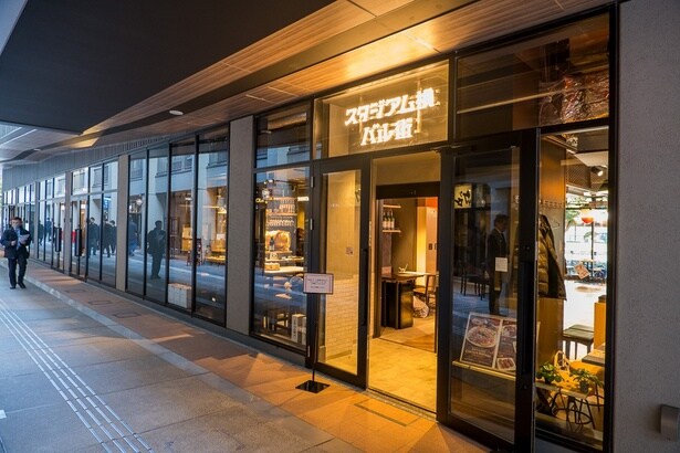 「スタジアム横バル街」は、建物の中に飲食店が集まっている