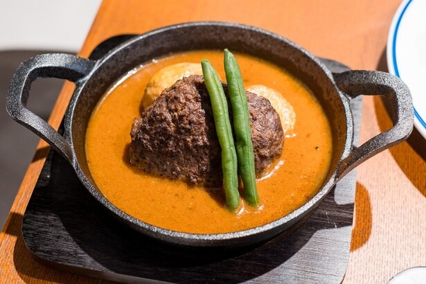 「RUCY+R」の「完熟近江牛のハンバーグカレー」1850円