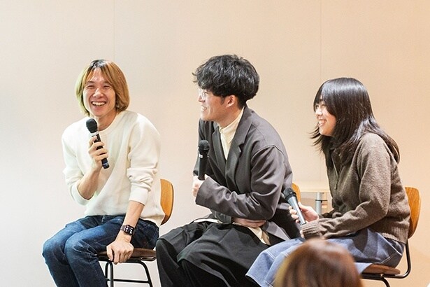 【写真】日大文理RINGSセンター長の大澤正彦先生(左)、日大文理RINGSに参加する土橋さん(中央)と古賀さん(右)の3名も壇上に上がり、金田さんと掛け合いをしながら和やかな雰囲気で講演が進められた