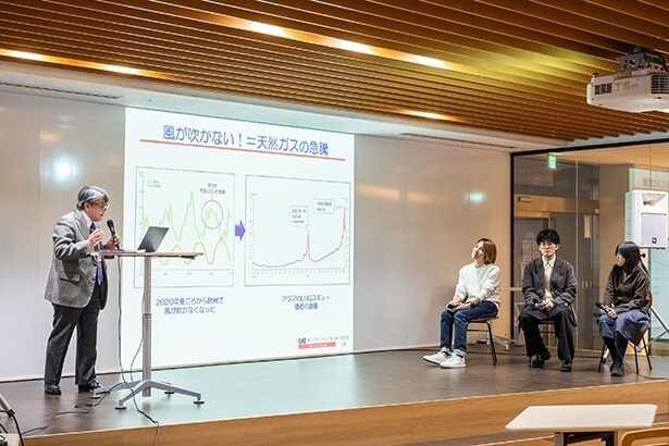 講演をする金田さん。世界情勢の背景を学生たちも真剣な表情で聞き入っていた