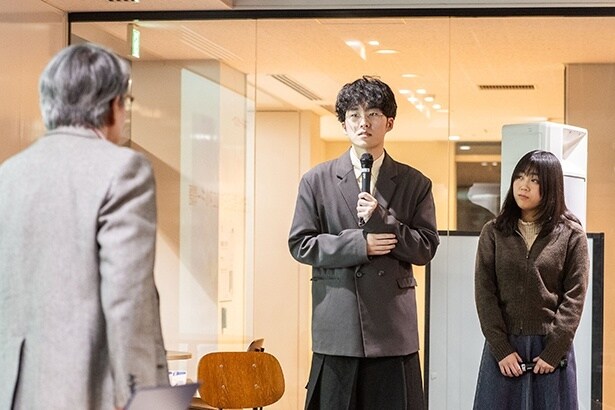 学生を代表して金田さんに質問する土橋さんと古賀さん