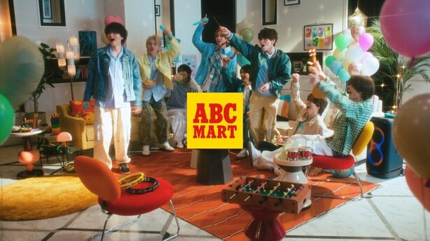 【画像】新CM「ずっと変わらない、僕らのままで。」篇より。パーティー会場ではしゃぐ8人