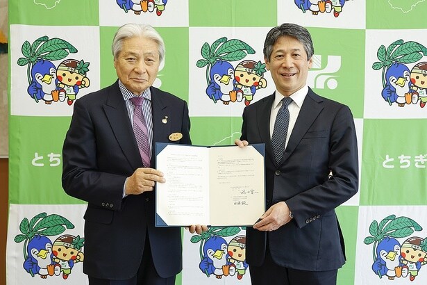 協定締結式に臨んだ、栃木県知事の福田富一さん(左)と、ホンダモビリティランド株式会社・代表取締役社長の斎藤毅さん(右)