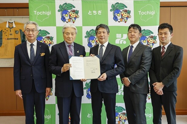 【写真】協定締結式の出席者。写真左から、栃木県 生活文化スポーツ部長の中村和史さん、栃木県知事の福田富一さん、ホンダモビリティランド株式会社・代表取締役社長の斎藤毅さん、同執行役員・モビリティリゾートもてぎ総支配人の稲葉光臣さん、同地域・アライアンス担当 マネージャーの宮崎昌道さん