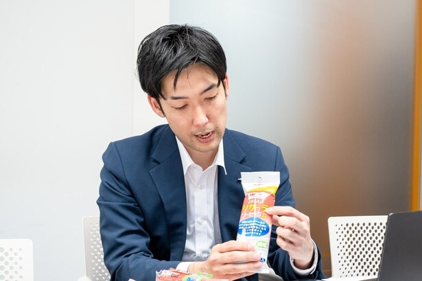 パッケージデザインにも関与した綿引さん。何度も試行錯誤しながら、ようやくデザインが完成したという