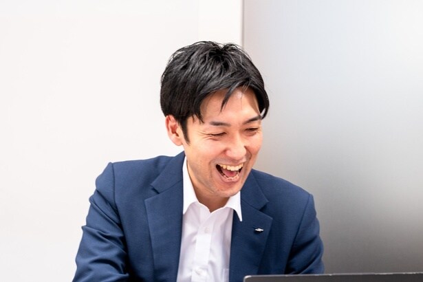 「先端をねじねじ捻ってオープンしていた方が、1秒OPENを体験すると、大変驚かれます(笑)」と開封方法の進化を語る綿引さん