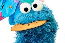 セサミストリートのクッキーモンスターを深掘り！食いしん坊なだけじゃない？“青いモンスター”の意外な素顔