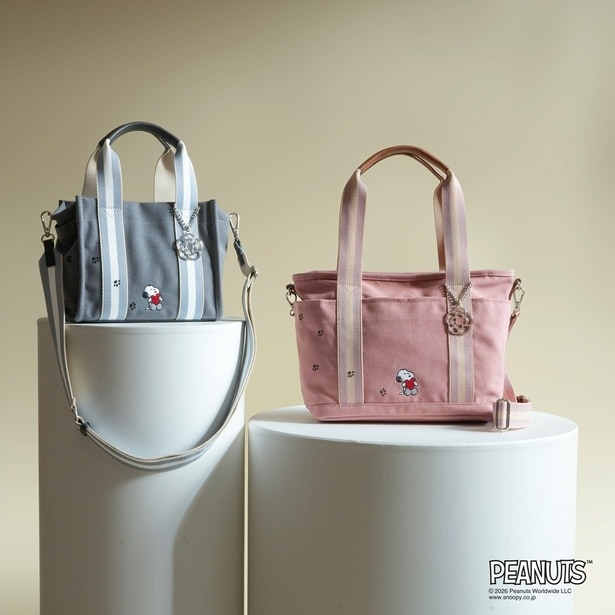 グレー(写真左・小／1万4300円)とライトピンク(同右・大／1万5400円)。やわらかな色味のストライプが上品な印象