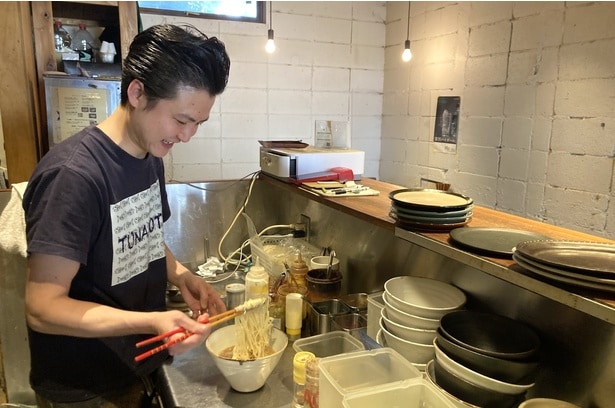 店長の山岸さんが迎える。心地よく過ごせる空間も大きな魅力