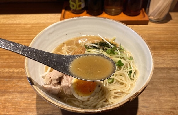 【写真】“ツナ”が香る極上スープ。トッピングの「マグロのコンフィ」はしっとり食感で、ハーブが程よく効いている