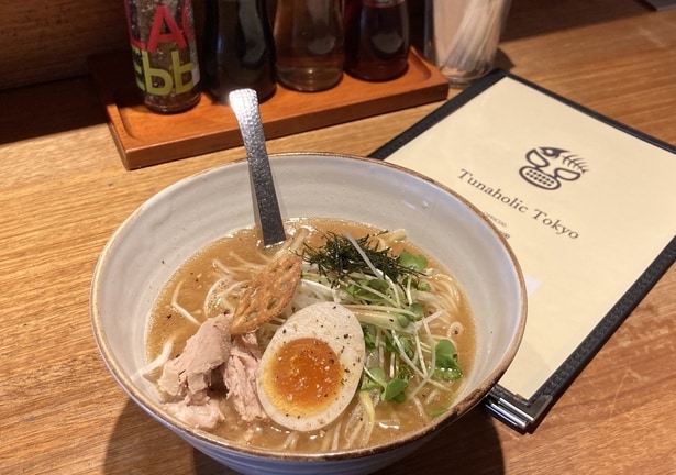 「ツナコツ(醤油)」(1050円)。味噌やパクチー入りなど全7種類がそろう