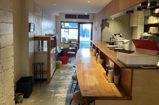 テーブル3卓もあり、子連れでも安心して来店できる。「お子様ミニツナコツ(醤油)」(690円)もある