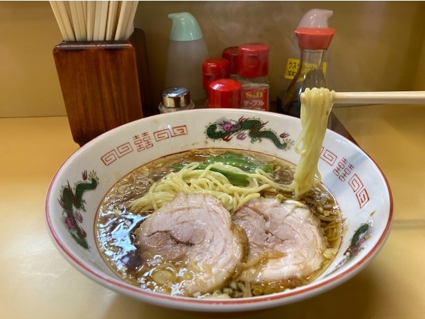 「ラーメン」(900円)。「もやしラーメン」(1000円)など麺類は4種類。+100円で各種大盛り可能