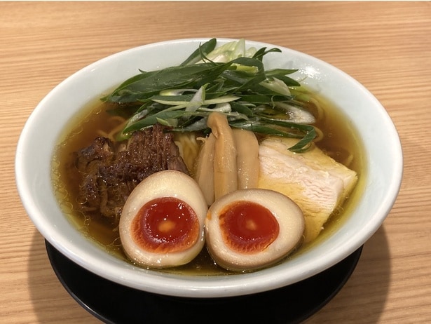 「醤油らーめん味玉入り」(並盛1060円)。中盛り1210円、大盛り1310円も