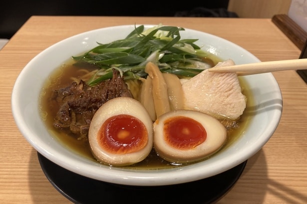 スープに浮いた鶏油がコクをより強くしてくれる。麺やネギなどそれぞれ違う食感が楽しめるのもポイント