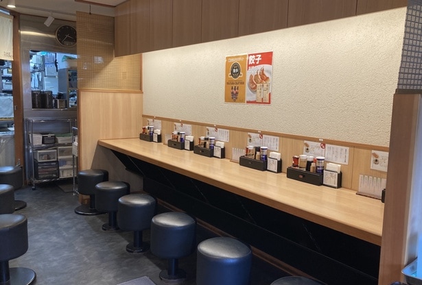 各席のコンセントは自由に使える。ピークタイムを避けての来店がおすすめ