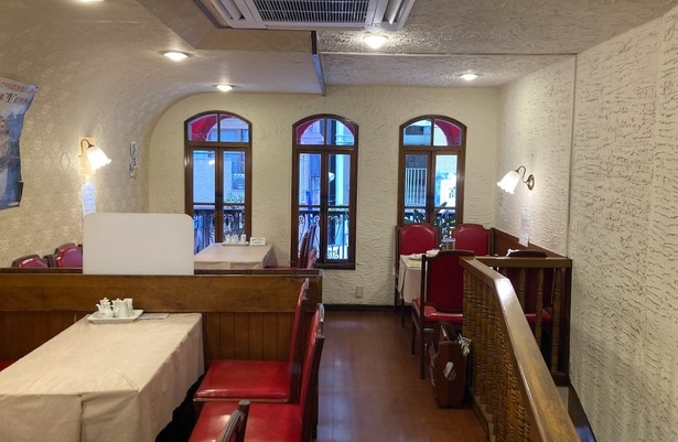 1、2階の両フロアにテーブル席があり、複数人でも気軽に利用できる