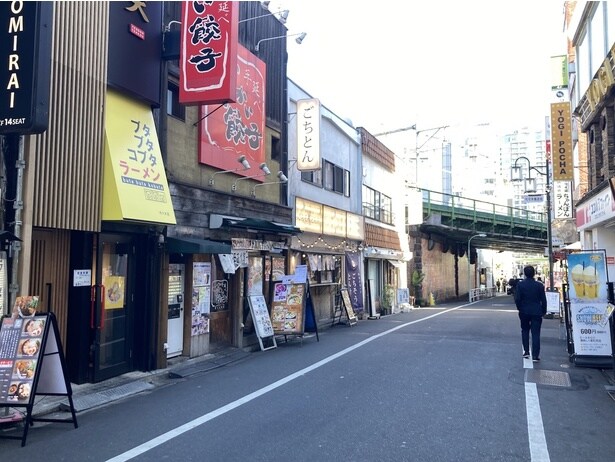 代々木駅西口出口から続く通りに店を構える。通し営業で、時間帯を選ばず行けるのも魅力
