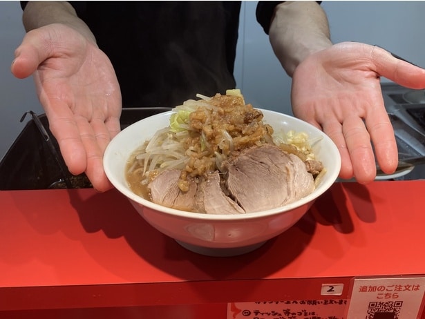 「ラーメン350グラム」(980円)。「普通」を注文(野菜普通、ニンニクはスプーン1杯分、アブラ60グラム)