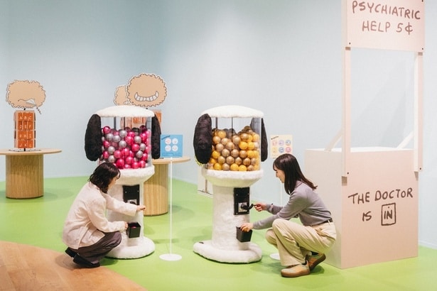 ふかふかスヌーピーのカプセルマシンに、ルーシーの精神分析スタンドまで再現