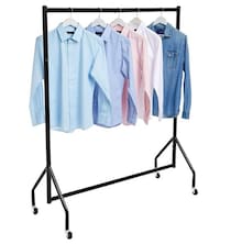 クローゼット代わりにも活躍！シンプルで使いやすい【アマゾンベーシック】キャスター付き洋服ラックがAmazonで絶賛販売中！