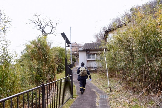 バイクが入れないエリアでは、徒歩で配達を行う