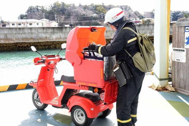 バイクには最大で30キロまでの郵便物を積むことができる