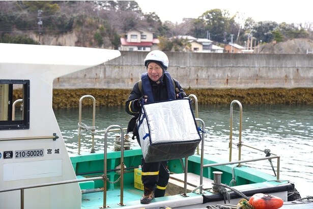 郵便物を抱え、次の島に到着