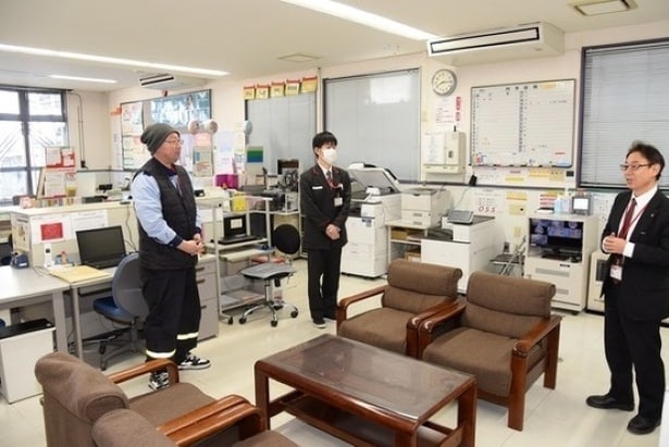 朝礼の様子。浦戸郵便局には地元住民の“交流の場”としての側面も