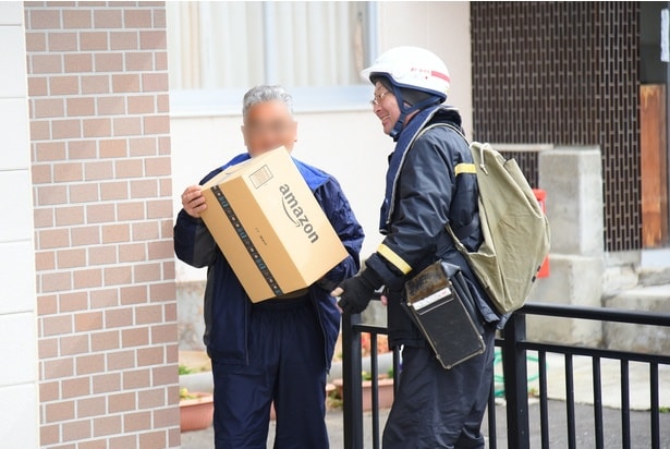 寒風沢島にて、島民に直接郵便物を手渡す